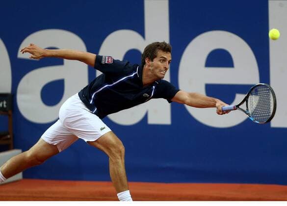 Uruguayan tennis player Pablo Cuevas returns the ball to Spanish Albert Ramos-Vinolas during a Conde Godo Barcelona Tennis Open Banc Sabadell match held at Real Tennis Club of Barcelona, Catalonia, Spain, 20 April 2016. Fognini won 3-6, 6-0 and 6-1. PABLO CUEVAS VS ALBERT RAMOS-VINOLAS !ACHTUNG: NUR REDAKTIONELLE NUTZUNG!  BCN013 20160420-635967841889441934