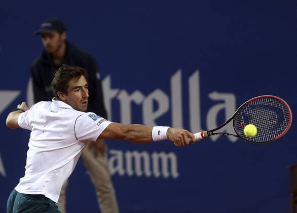 Uruguayan tennis player Pablo Cuevas returns the ball to Spanish Albert Ramos-Vinolas during a Conde Godo Barcelona Tennis Open Banc Sabadell match held at Real Tennis Club of Barcelona, Catalonia, Spain, 20 April 2016. Fognini won 3-6, 6-0 and 6-1. PABLO CUEVAS VS ALBERT RAMOS-VINOLAS !ACHTUNG: NUR REDAKTIONELLE NUTZUNG!  BCN014 20160420-635967841919081934