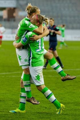 20.04.2016, Stadion Essen, Essen, GER, 1. FFBL, SGS Essen vs VfL Wolfsburg, im Bild Alexandra Popp(Wolfsburg 11) jubelt mit Isabel Kerschowski (Wolfsburg 27) Foto@ nordphoto Rauch Local Caption GER, FFBL, SGS Essen vs VfL Wolfsburg nordphoto rauch