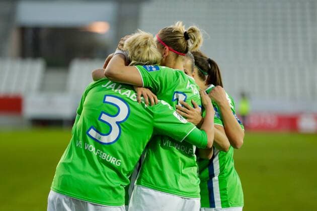 20.04.2016, Stadion Essen, Essen, GER, 1. FFBL, SGS Essen vs VfL Wolfsburg, im Bild jubelnde Wolfsburgerinnen mit Zsanett Jakabfi (Wolfsburg 3) Foto@ nordphoto Rauch Local Caption GER, FFBL, SGS Essen vs VfL Wolfsburg nordphoto rauch