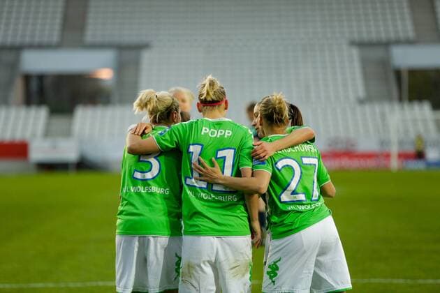 Bilder des Tages - SPORT 20.04.2016, Stadion Essen, Essen, GER, 1. FFBL, SGS Essen vs VfL Wolfsburg, im Bild jubelnde Wolfsburgerinnen mit Alexandra Popp (Wolfsburg 11) und Isabel Kerschowski (Wolfsburg 27) Foto@ nordphoto Rauch Local Caption GER, FFBL, SGS Essen vs VfL Wolfsburg nordphoto rauch