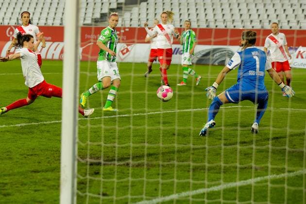 20.04.2016, Stadion Essen, Essen, GER, 1. FFBL, SGS Essen vs VfL Wolfsburg, im Bild Alexandra Popp (Wolfsburg 11) trifft zum 3:0 gegen Lisa Weiß (Essen 1) Foto@ nordphoto Rauch Local Caption GER, FFBL, SGS Essen vs VfL Wolfsburg nordphoto rauch