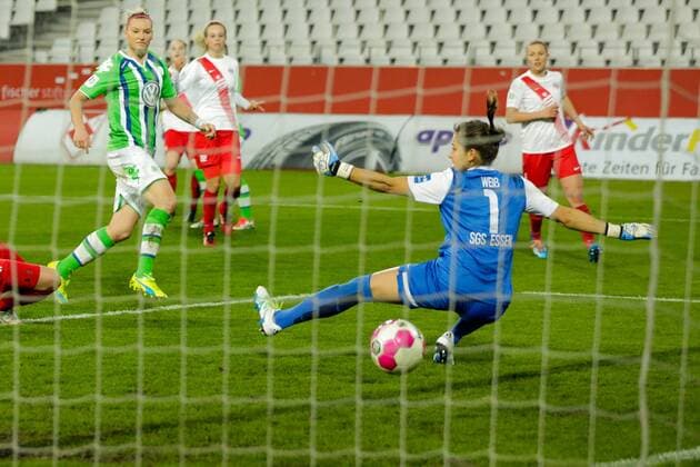 20.04.2016, Stadion Essen, Essen, GER, 1. FFBL, SGS Essen vs VfL Wolfsburg, im Bild Alexandra Popp (Wolfsburg 11) trifft zum 3:0 gegen Lisa Weiß (Essen 1) Foto@ nordphoto Rauch Local Caption GER, FFBL, SGS Essen vs VfL Wolfsburg nordphoto rauch