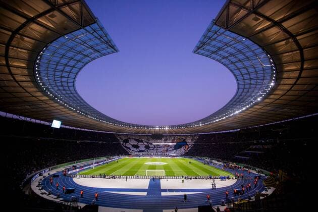 20.04.2016, xfrx, Fussball DFB-Pokal, Hertha BSC Berlin - Borussia Dortmund, emspor v.l. Fans im Berliner Olympiastadion