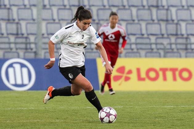 Hasret Kayikci (Freiburg, 11) am Ball, Freisteller, Einzelbild, Aktion, Action, Fussball, Allianz Frauen-Bundesliga, 1. FFC Frankfurt - SC Freiburg, xozx