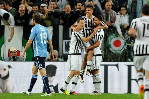 Serie A, Juventus Turin - Lazio Rom, esulta paulo dybala portato in braccio da Stephan Lichtsteiner e sami khedira xHOCHxZWEIx xItalyxPhotoxPressx 