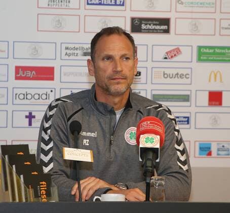 Fußball, Trainerhistorie, Rot-Weiß Oberhausen Niederrheinpokal 2015 2016 Halbfinale, Wuppertaler SV - RW Oberhausen, - Andreas Zimmermann ( Trainer RW Oberhausen ) bei der Pressekonferenz, sichtlich Enttäuscht nach der Niederlage