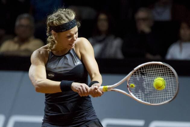 Laura SIEGEMUND, GER in Aktion, Vorhand Rueckhand bei ihrem Spiel gegen Simona Halep Tennis Grand Prix Porsche in Stuttgart , 21.04.2016