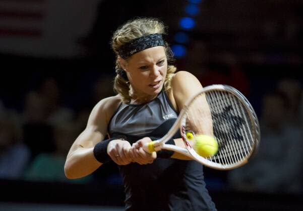Laura SIEGEMUND, GER in Aktion, Vorhand Rueckhand bei ihrem Spiel gegen Simona Halep Tennis Grand Prix Porsche in Stuttgart , 21.04.2016