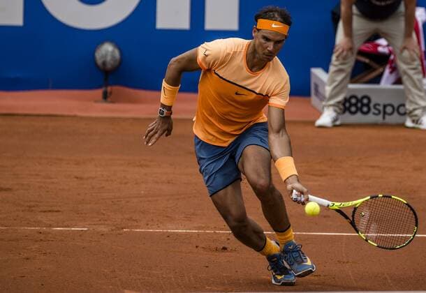 Bilder des Tages - Sport April 21, 2016 - Barcelona, Catalonia, Spain - RAFAEL NADAL (ESP) returns the ball to Albert Montanes (ESP) during the 3rd round of the Barcelona Open Banc Sabadell 2016. Nadal wins 6-2, 6-2 Nadal Reaches Quarter Finals At Barcelona Open 2016 - ZUMAo105