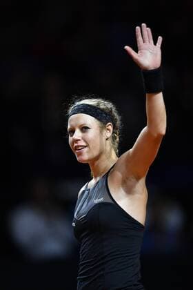 Bilder des Tages - Sport Laura Siegemund (GER) Jubel jubelt Schlussjubel nach gewonnenem Match gegen die Weltrangliste 6. Simona HALEP (ROU) und bedankt sich bei Publikum Zuschauern Gestik, Geste Tennis Damen 21.04.2016 Porsche Tennis Grand Prix GP Stuttgart 2016 Porsche-Arena 16.04.-24.04.2016 Porsche Tennis Grand Prix Stuttgart 2016