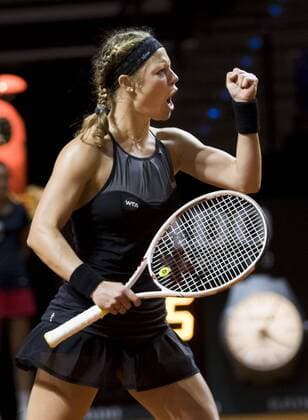 Laura SIEGEMUND, GER in Aktion, Jubel, Freude, Emotionen, Feiern, Lachen, jubelt, freuen, reisst die Arme hoch, ballt die Faust bei ihrem Spiel gegen Simona Halep Tennis Grand Prix Porsche in Stuttgart , 21.04.2016