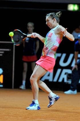 Simona HALEP (ROU). Deutschland, Stuttgart: Tennis, Porsche Tennis Grand Prix, Achtelfinale am 21.04.2016, Porsche-Arena.