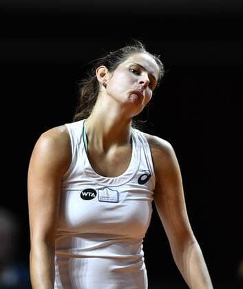 Bilder des Tages - Sport Julia Görges GOERGES (GER) enttäuscht Tennis Damen 21.04.2016 Porsche Tennis Grand Prix GP Stuttgart 2016 Porsche-Arena 16.04.-24.04.2016 Porsche Tennis Grand Prix Stuttgart 2016