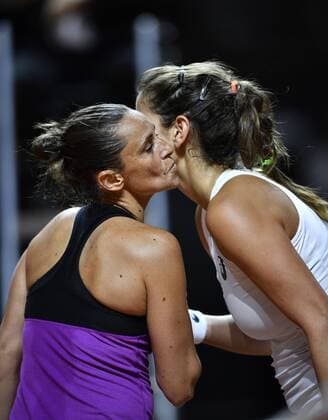 Julia Görges GOERGES (GER) gratuliert Roberta Vinci (ITA) nach dem Match Gestik, Geste Küsschen Tennis Damen 21.04.2016 Porsche Tennis Grand Prix GP Stuttgart 2016 Porsche-Arena 16.04.-24.04.2016 Porsche Tennis Grand Prix Stuttgart 2016