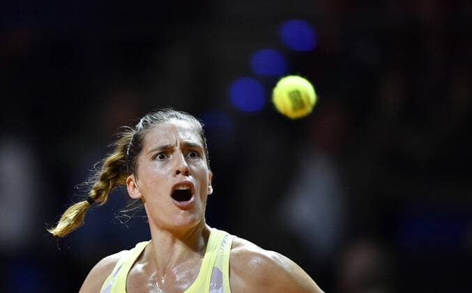 Andrea PETKOVIC (GER) Aktion Tennis Damen 21.04.2016 Porsche Tennis Grand Prix GP Stuttgart 2016 Porsche-Arena 16.04.-24.04.2016 Porsche Tennis Grand Prix Stuttgart 2016