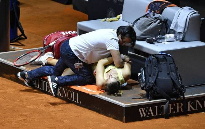 Bilder des Tages - Sport Behandlungspause Andrea PETKOVIC (GER) wird von Physiotherapeutin behandelt, Verletzung verletzt Tennis Damen 21.04.2016 Porsche Tennis Grand Prix GP Stuttgart 2016 Porsche-Arena 16.04.-24.04.2016 Porsche Tennis Grand Prix Stuttgart 2016