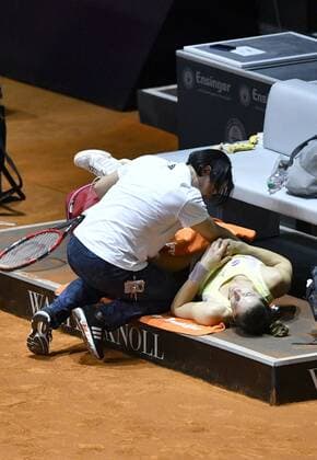 Behandlungspause Andrea PETKOVIC (GER) wird von Physiotherapeutin behandelt, Verletzung verletzt Tennis Damen 21.04.2016 Porsche Tennis Grand Prix GP Stuttgart 2016 Porsche-Arena 16.04.-24.04.2016 Porsche Tennis Grand Prix Stuttgart 2016