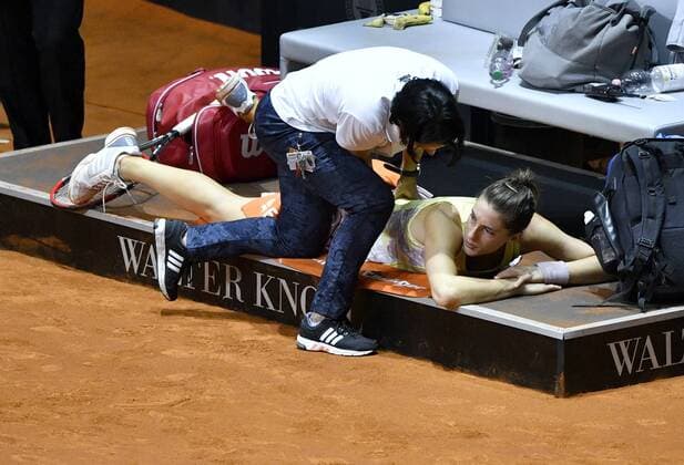 Behandlungspause Andrea PETKOVIC (GER) wird von Physiotherapeutin behandelt, Verletzung verletzt Tennis Damen 21.04.2016 Porsche Tennis Grand Prix GP Stuttgart 2016 Porsche-Arena 16.04.-24.04.2016 Porsche Tennis Grand Prix Stuttgart 2016
