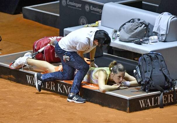 Behandlungspause Andrea PETKOVIC (GER) wird von Physiotherapeutin behandelt, Verletzung verletzt Tennis Damen 21.04.2016 Porsche Tennis Grand Prix GP Stuttgart 2016 Porsche-Arena 16.04.-24.04.2016 Porsche Tennis Grand Prix Stuttgart 2016