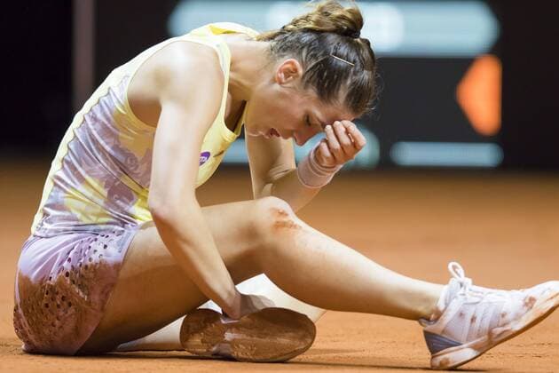 Andrea PETKOVIC, GER nach Sturz am Boden, sie verliert gegen Agnieska RADWANSKA, POL Tennis Grand Prix Porsche in Stuttgart , 21.04.2016