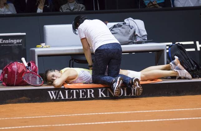 Andrea PETKOVIC, GER brauch Physiotherapie, Verletzungspause nach Sturz am Boden, sie verliert gegen Agnieska RADWANSKA, POL Tennis Grand Prix Porsche in Stuttgart , 21.04.2016