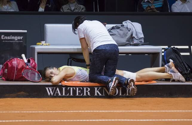 Andrea PETKOVIC, GER brauch Physiotherapie, Verletzungspause nach Sturz am Boden, sie verliert gegen Agnieska RADWANSKA, POL Tennis Grand Prix Porsche in Stuttgart , 21.04.2016