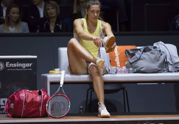 Andrea PETKOVIC, GER brauch Physiotherapie, Verletzungspause nach Sturz am Boden, sie verliert gegen Agnieska RADWANSKA, POL Tennis Grand Prix Porsche in Stuttgart , 21.04.2016