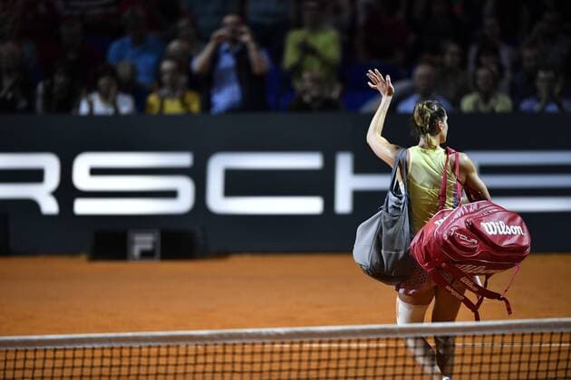 Andrea PETKOVIC (GER) enttäuscht Gestik, Geste verlässt den Center-Court den Platz Tennis Damen 21.04.2016 Porsche Tennis Grand Prix GP Stuttgart 2016 Porsche-Arena 16.04.-24.04.2016 Porsche Tennis Grand Prix Stuttgart 2016