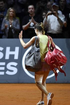Andrea PETKOVIC (GER) enttäuscht Gestik, Geste verlässt den Center-Court den Platz Tennis Damen 21.04.2016 Porsche Tennis Grand Prix GP Stuttgart 2016 Porsche-Arena 16.04.-24.04.2016 Porsche Tennis Grand Prix Stuttgart 2016