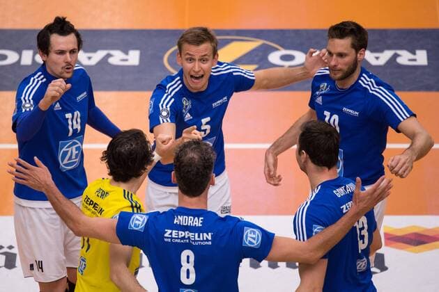 21.04.2016, ZF Arena, Friedrichshafen Volleyball, Bundesliga Maenner, Play-offs Halbfinale, VfB Friedrichshafen vs. United Volleys RheinMain Jubel Baptiste Geiler ( 14 Friedrichshafen), Luke Perry ( 11 Friedrichshafen), Alexey Nalobin ( 5 Friedrichshafen), Björn Bjoern Andrae ( 8 Friedrichshafen), Adrian Gontariu ( 13 Friedrichshafen), Simon Tischer ( 10 Friedrichshafen)