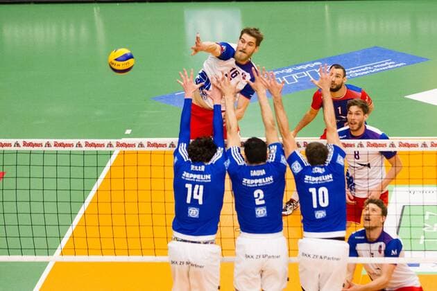 Bilder des Tages - Sport Angriff Christian Duennes (16 Frankfurt) gegen Block Baptiste Geiler ( 14, Friedrichshafen), Maximiliano Gauna ( 2, Friedrichshafen) und Simon Tischer ( 10, Friedrichshafen); 1. Volleyball Bundesliga Maenner Play-Off Halbfinale Spiel 3, , , 20160421; Partie: VfB Friedrichshafen vs United Volleys Rhein Main (Frankfurt); Copyright: Wuechner Eibner-Pressefoto EP_NWR