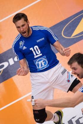 21.04.2016, ZF Arena, Friedrichshafen Volleyball, Bundesliga Maenner, Play-offs Halbfinale, VfB Friedrichshafen vs. United Volleys RheinMain Jubel Simon Tischer ( 10 Friedrichshafen)
