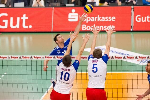 Angriff Adrian Radu Gontariu ( 13, Friedrichshafen) - Block Moritz Reichert (10 Frankfurt) und Lukas Bauer (5 Frankfurt); 1. Volleyball Bundesliga Maenner Play-Off Halbfinale Spiel 3, , , 20160421; Partie: VfB Friedrichshafen vs United Volleys Rhein Main (Frankfurt); Copyright: Wuechner Eibner-Pressefoto EP_NWR
