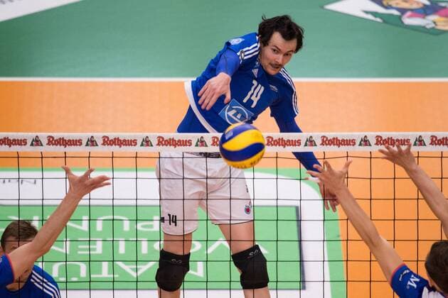 21.04.2016, ZF Arena, Friedrichshafen Volleyball, Bundesliga Maenner, Play-offs Halbfinale, VfB Friedrichshafen vs. United Volleys RheinMain Angriff Baptiste Geiler ( 14 Friedrichshafen)