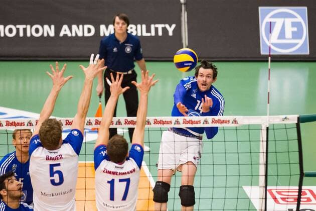 Angriff Baptiste Geiler ( 14, Friedrichshafen) - Block Lukas Bauer (5 Frankfurt) und Jan Zimmermann (17 Frankfurt); 1. Volleyball Bundesliga Maenner Play-Off Halbfinale Spiel 3, , , 20160421; Partie: VfB Friedrichshafen vs United Volleys Rhein Main (Frankfurt); Copyright: Wuechner Eibner-Pressefoto EP_NWR