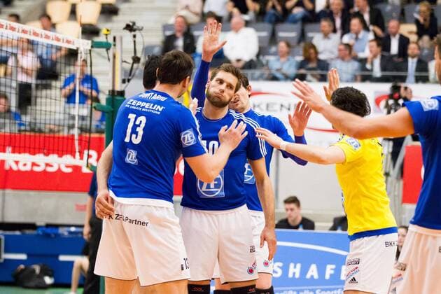 Simon Tischer ( 10, Friedrichshafen) muss durchatmen; 1. Volleyball Bundesliga Maenner Play-Off Halbfinale Spiel 3, , , 20160421; Partie: VfB Friedrichshafen vs United Volleys Rhein Main (Frankfurt); Copyright: Wuechner Eibner-Pressefoto EP_NWR