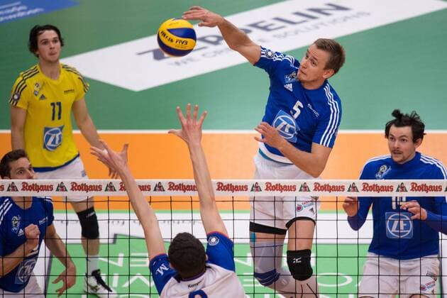 21.04.2016, ZF Arena, Friedrichshafen Volleyball, Bundesliga Maenner, Play-offs Halbfinale, VfB Friedrichshafen vs. United Volleys RheinMain Blcok Georg Escher ( 9 RheinMain) - Angriff Alexey Nalobin ( 5 Friedrichshafen)