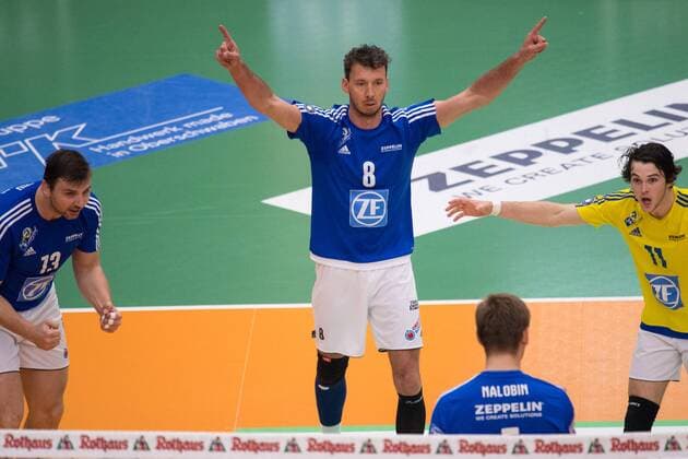21.04.2016, ZF Arena, Friedrichshafen Volleyball, Bundesliga Maenner, Play-offs Halbfinale, VfB Friedrichshafen vs. United Volleys RheinMain Juebl Adrian Gontariu ( 13 Friedrichshafen), Björn Bjoern Andrae ( 8 Friedrichshafen), Alexey Nalobin ( 5 Friedrichshafen), Luke Perry ( 11 Friedrichshafen)