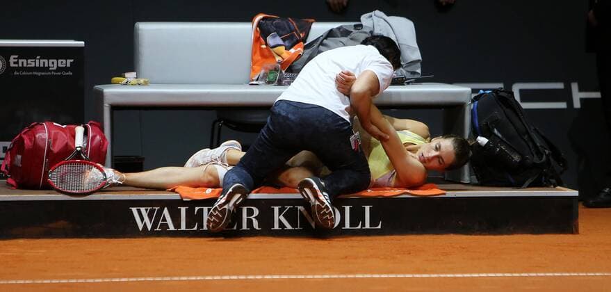 Stuttgart Porsche Tennis Grand Prix 2016, Andrea Petkovic (GER) wird am Rücken behandelt