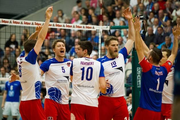 Themen der Woche - Sport Bilder des Tages - Sport Jubel Lukas Bauer (5 Frankfurt), Moritz Reichert (10 Frankfurt) und Christian Duennes (16 Frankfurt); 1. Volleyball Bundesliga Maenner Play-Off Halbfinale Spiel 3, , , 20160421; Partie: VfB Friedrichshafen vs United Volleys Rhein Main (Frankfurt); Copyright: Wuechner Eibner-Pressefoto EP_NWR
