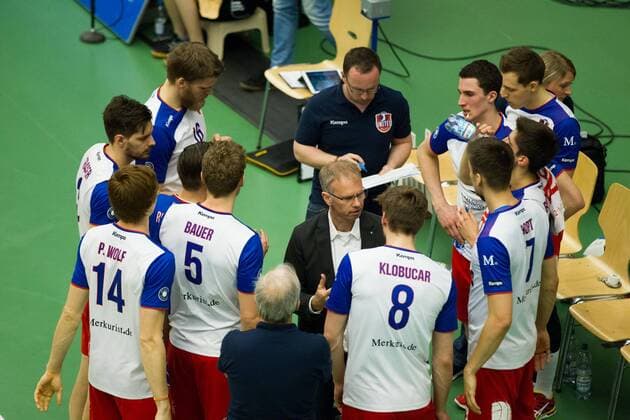 Michael Warm (Trainer Headcoach Frankfurt) im Gespraech mit Jan Klobucar (8 Frankfurt); 1. Volleyball Bundesliga Maenner Play-Off Halbfinale Spiel 3, , , 20160421; Partie: VfB Friedrichshafen vs United Volleys Rhein Main (Frankfurt); Copyright: Wuechner Eibner-Pressefoto EP_NWR
