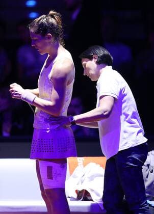 Stuttgart Porsche Tennis Grand Prix 2016, Feature Andrea Petkovic (GER) wird am Rücken behandelt