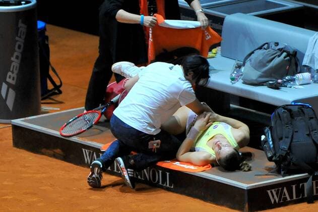 Andrea PETKOVIC (GER) wird behandelt. Deutschland, Stuttgart: Tennis, Porsche Tennis Grand Prix, Achtelfinale am 21.04.2016, Porsche-Arena.