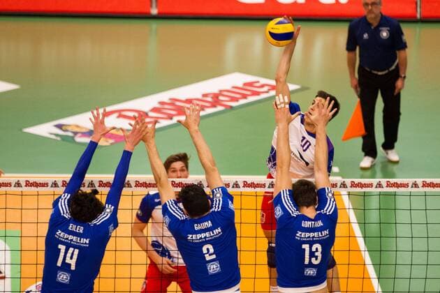 Angriff Moritz Reichert (10 Frankfurt) - Block Baptiste Geiler ( 14, Friedrichshafen), Maximiliano Gauna ( 2, Friedrichshafen) und Adrian Radu Gontariu ( 13, Friedrichshafen); 1. Volleyball Bundesliga Maenner Play-Off Halbfinale Spiel 3, , , 20160421; Partie: VfB Friedrichshafen vs United Volleys Rhein Main (Frankfurt); Copyright: Wuechner Eibner-Pressefoto EP_NWR