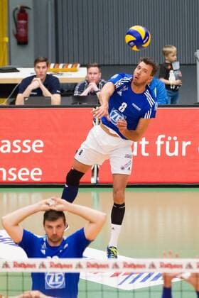 Aufschlag Bjoern Andrae ( 8, Friedrichshafen); 1. Volleyball Bundesliga Maenner Play-Off Halbfinale Spiel 3, , , 20160421; Partie: VfB Friedrichshafen vs United Volleys Rhein Main (Frankfurt); Copyright: Wuechner Eibner-Pressefoto EP_NWR
