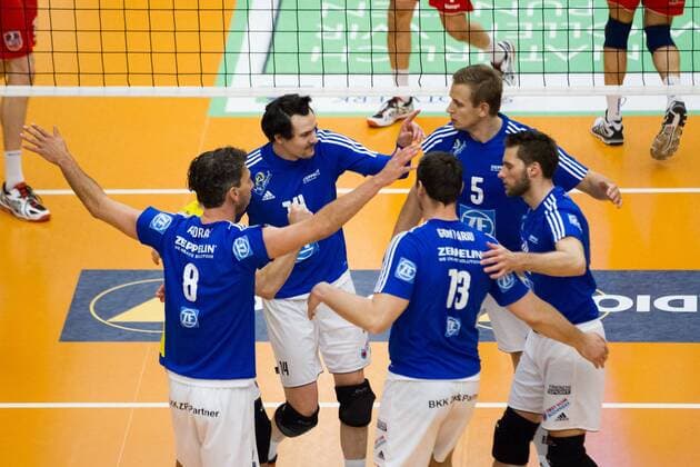Friedrichshafen Jubel Baptiste Geiler ( 14, Friedrichshafen), Alexey Nalobin ( 5, Friedrichshafen) und Simon Tischer ( 10, Friedrichshafen); 1. Volleyball Bundesliga Maenner Play-Off Halbfinale Spiel 3, , , 20160421; Partie: VfB Friedrichshafen vs United Volleys Rhein Main (Frankfurt); Copyright: Wuechner Eibner-Pressefoto EP_NWR
