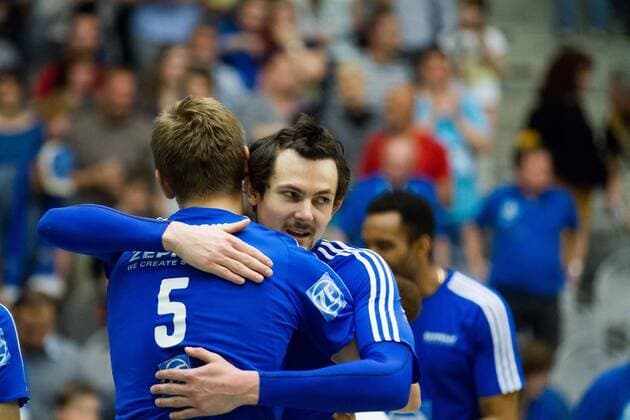 Friedrichshafen Alexey Nalobin ( 5, Friedrichshafen) und Baptiste Geiler ( 14, Friedrichshafen); 1. Volleyball Bundesliga Maenner Play-Off Halbfinale Spiel 3, , , 20160421; Partie: VfB Friedrichshafen vs United Volleys Rhein Main (Frankfurt); Copyright: Wuechner Eibner-Pressefoto EP_NWR