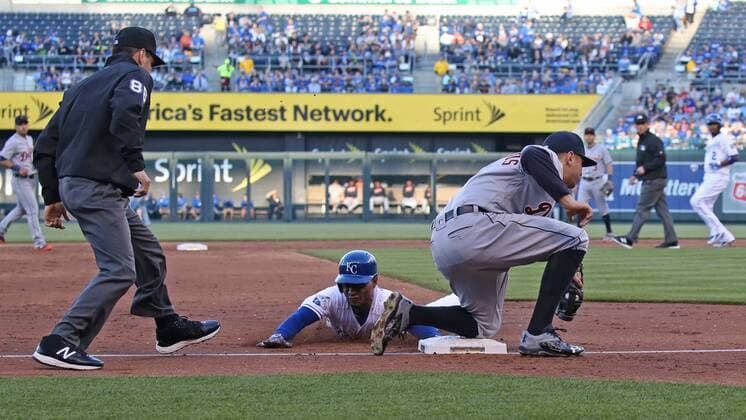 21 April 2016: Kansas City Royals center fielder Jarrod Dyson (1) steals third in a game between the Detroit Tigers and the Kansas City Royals at Kauffman Stadium in Kansas City, MO. (Photo by Scott Winters Icon Sportswire) MLB Baseball Herren USA APR 21 Tigers at Royals Icon160421138 EDITORIAL USE ONLY