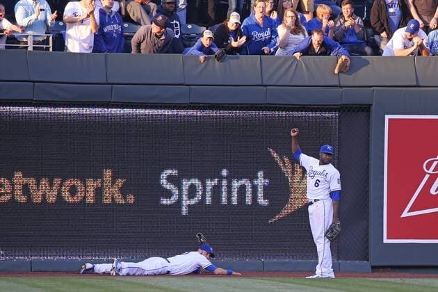 21 April 2016: Kansas City Royals left fielder Alex Gordon (4) holds the ball up while center fielder Lorenzo Cain (6) makes the call after Gordon made a diving catch on the warning track in the fourth inning of a game between the Detroit Tigers and the Kansas City Royals at Kauffman Stadium in Kansas City, MO. (Photo by Scott Winters Icon Sportswire) MLB Baseball Herren USA APR 21 Tigers at Royals Icon160421170 EDITORIAL USE ONLY